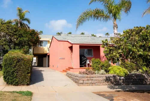 Guest Favorite! Easy Walk to Beach/Food & Shops + Private Parking