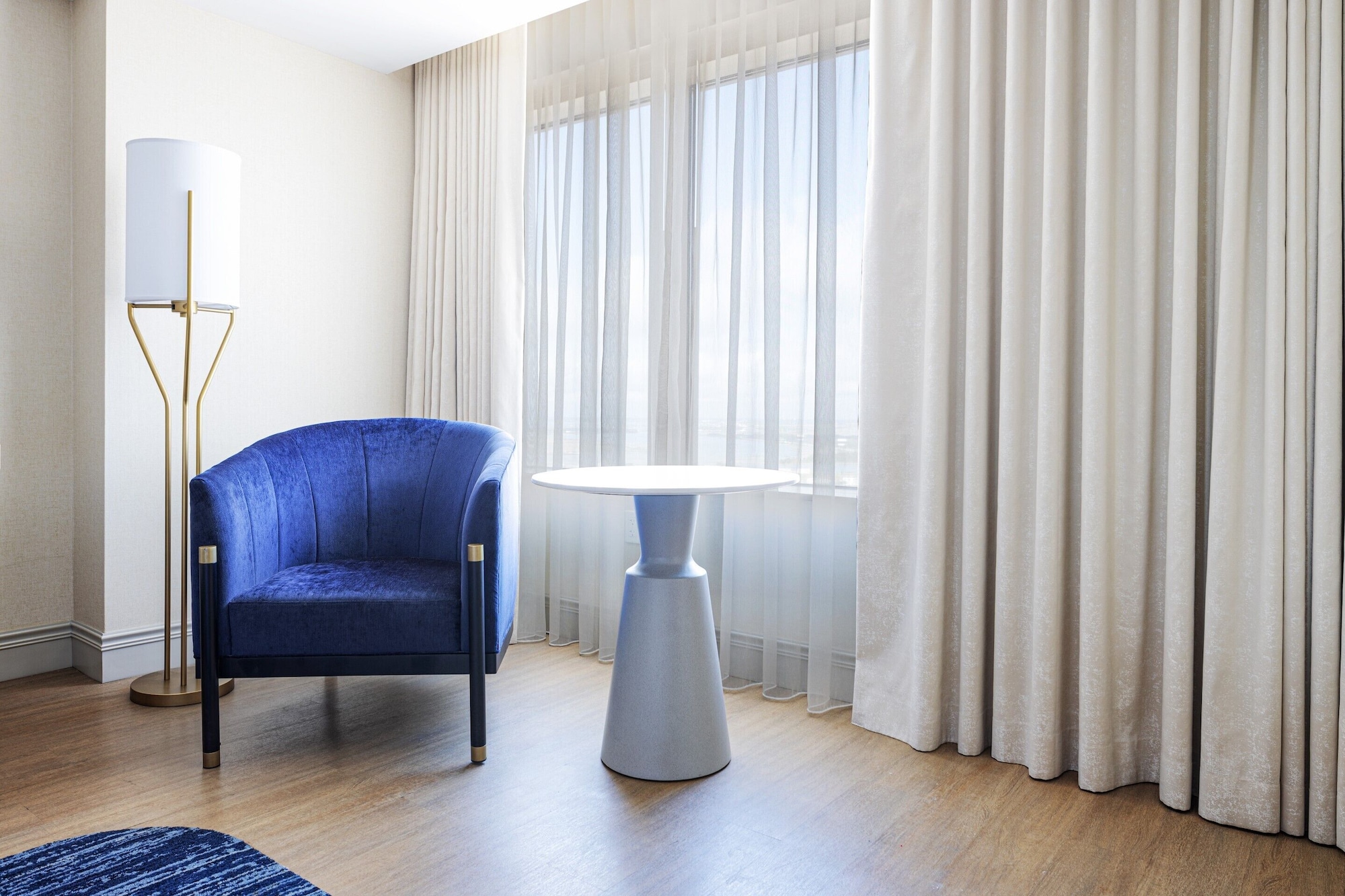 百夫长塔楼甄选特大床房-可吸烟