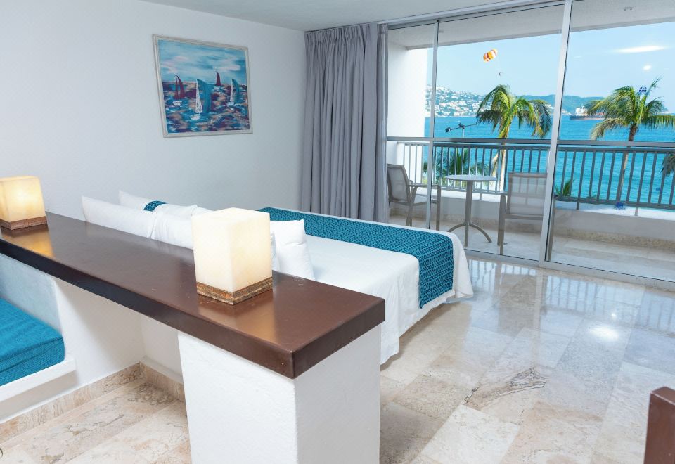 开间套房， 1 张特大床， 部分海景