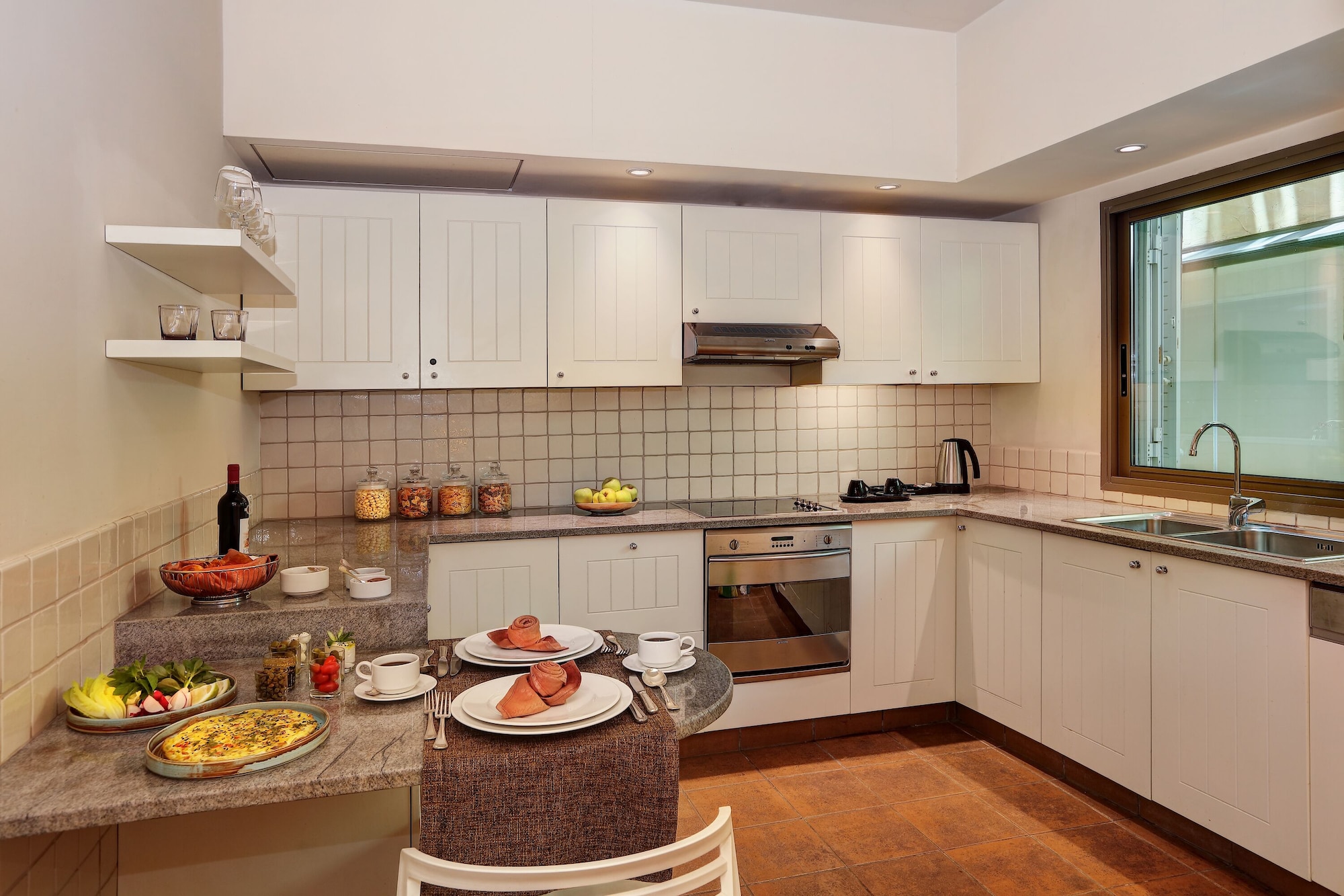 家庭套房， 多张床