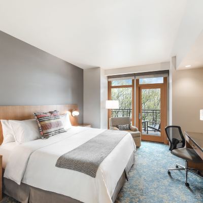Deluxe King Room With Balcony Cedarbrook Lodge Promo Code
