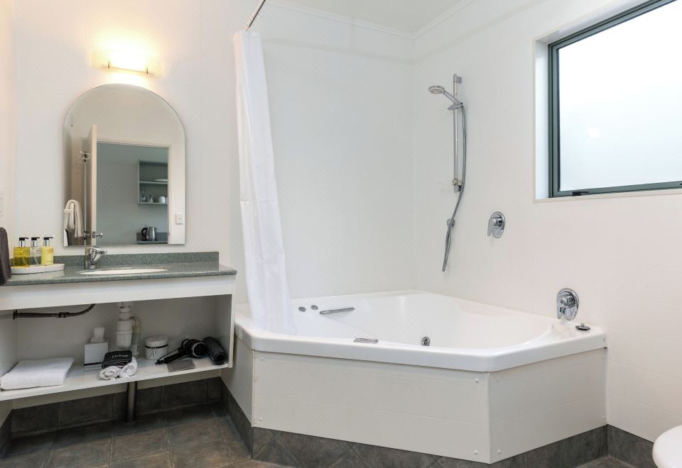 Jasmine Court MotelLuxury Studio, Jetted Tub