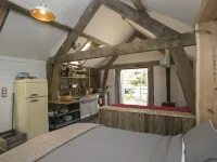 Idyllic Log Cabin with Log-fired Hot Tub nestled in a Forest Clearing Hotels in Wareham
