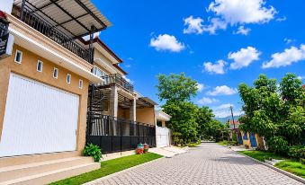 OYO 91573 Hotel Family Blitar - Housity