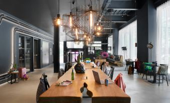 Moxy Milton Keynes - Housity