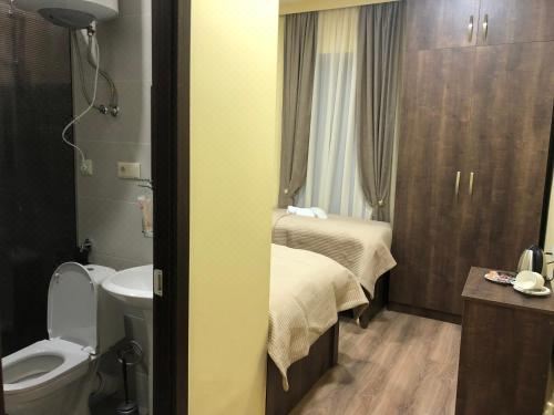 带浴室的双床房