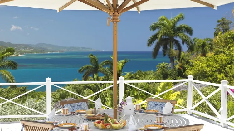 ラウンド ヒル ホテル＆ヴィラズ 食事・レストラン