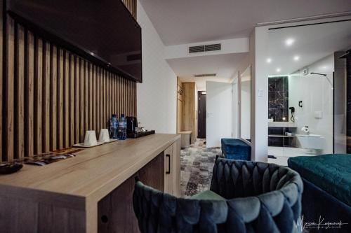 带阳台和海景的豪华双人房