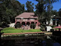 The Grand Hamilton Retreat ~ Lake Front ~ Sleeps 15 ~ Memories Included