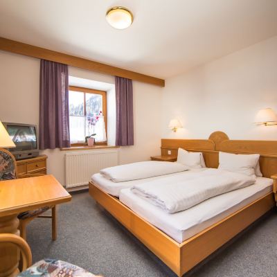Economy Double Room Hotel Cresta Promo Code