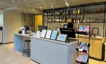 Pilot Airport Hotel - Housity