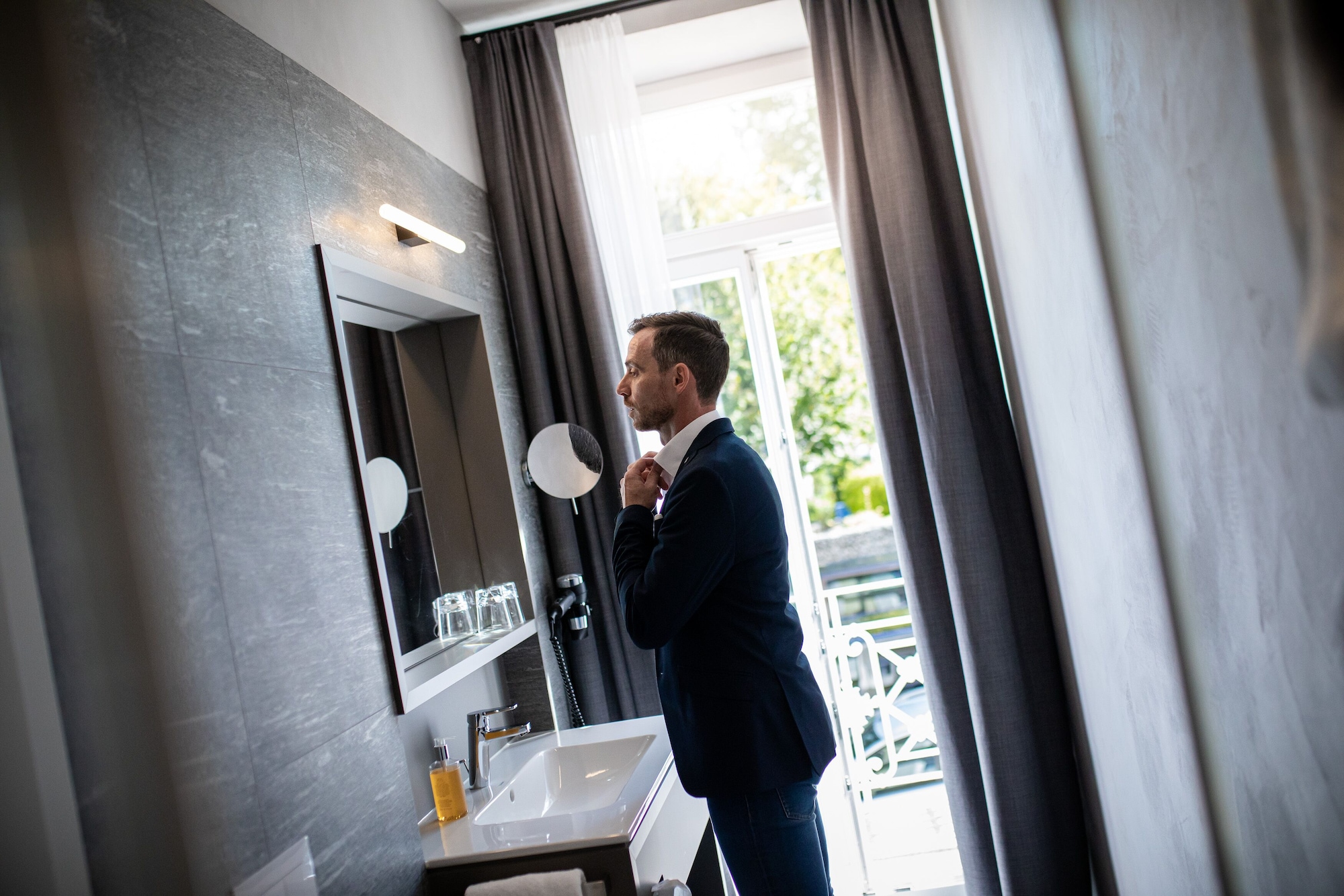 Villa Rein Boutiquehotel高级双人房， 1 张特大床， 阳台， 山景