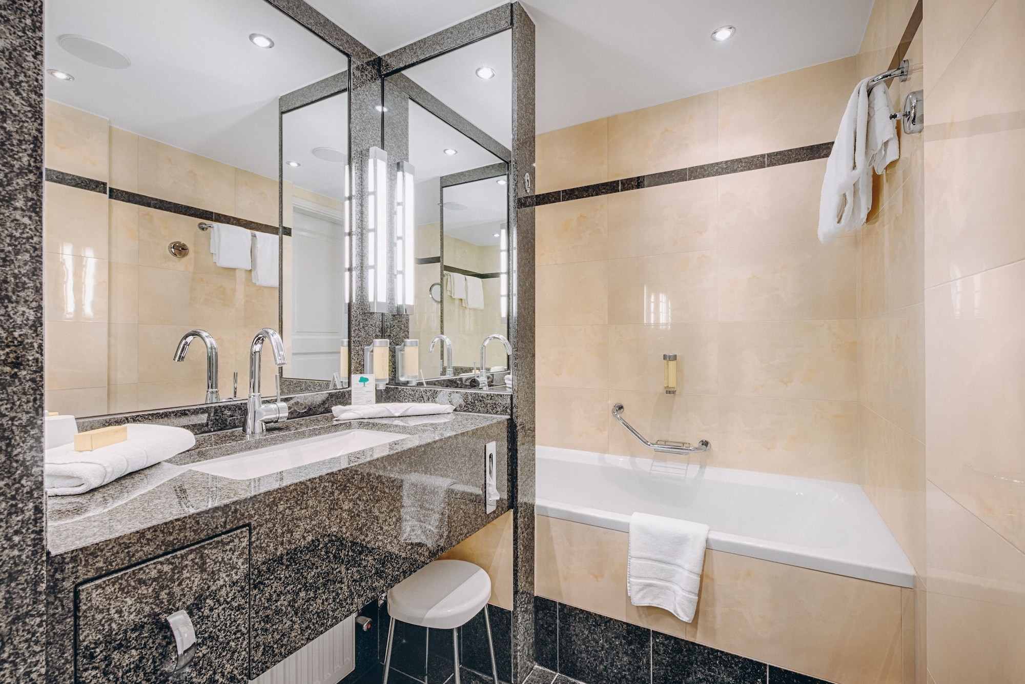 标准双人房（带独立浴室）