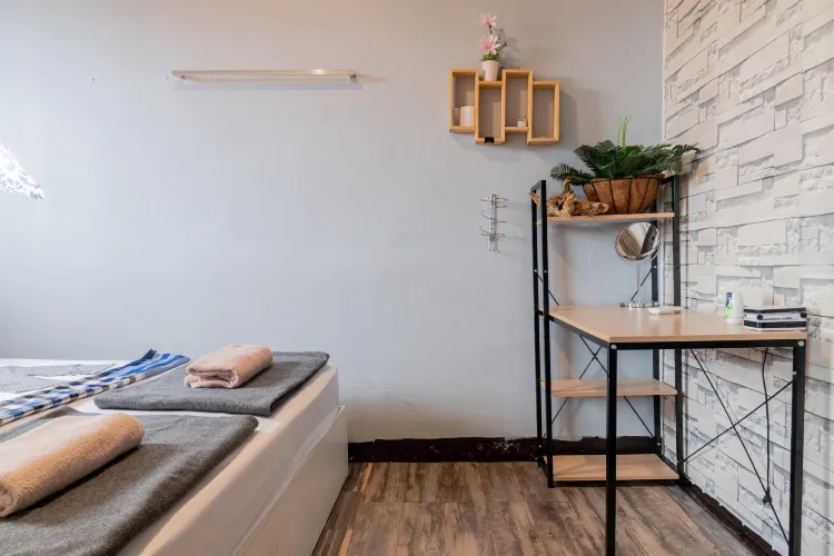 ห้องเตียงใหญ่ พร้อมห้องน้ำรวม