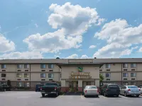 Quality Inn & Suites Detroit Metro Airport Hotels in Romulus