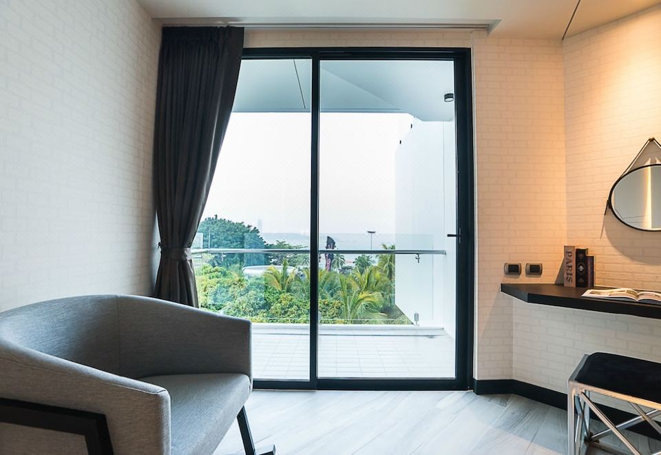 Mera Mare PattayaDeluxe King Room with Sea View