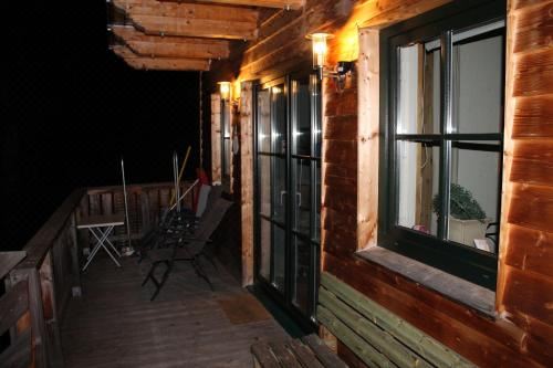 带阳台的两卧室公寓