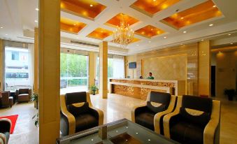 A large lobby with modern furniture and a chandelier in the center, alongside elegant decor at Jinjiang Inn Style (Shanghai Pudong Airport Town)