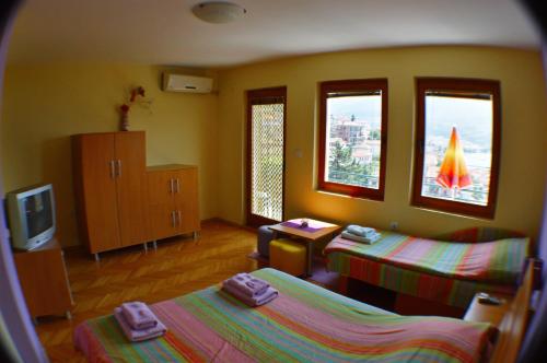 带阳台和湖景的紫罗兰一室公寓