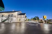 Super 8 by Wyndham Branson / Shepherd of the Hills Exwy Hotel di 