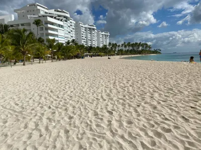 Spacious Apto with Spectacular Views of the Beach Hotels in 