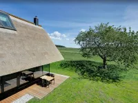Thatched roof meets modernity, lake view; sauna, garden and much more... Hotels in Putbus