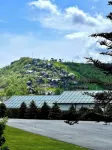 Cozy 2-bedroom condo in charming Beech Mountain with ski slope & mountain views!