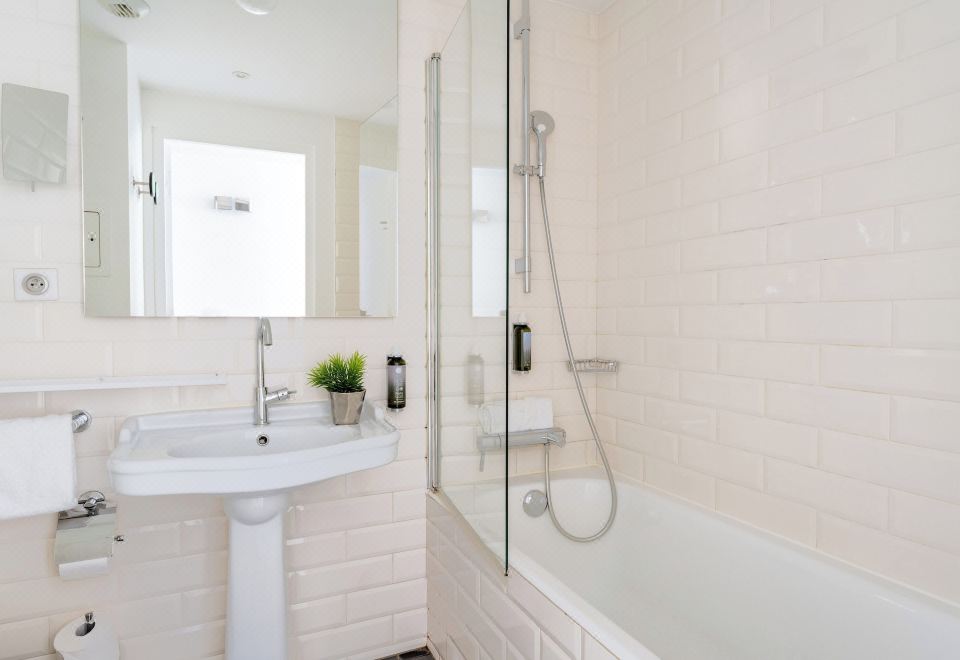 Family Room, 2 Bedrooms-Complimentary Soft Minibar, Courtesy Tray, Digital Press, Fitness, Sauna