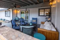 Retreat 5 bed, 4 room 3.8 mi. from Redding Airport