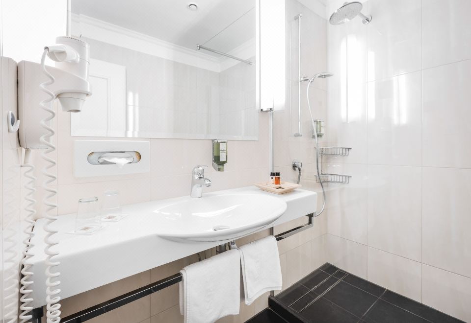 舒适双人房带阳台村广场