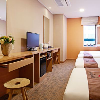 [K-Beauty & Voucher] Quadruple Room + Voucher (Yeoti Krw30, 000 + Shinsegae Krw5, 000) + Facial Mask 호텔 스카이파크 명동 3호점 쿠폰