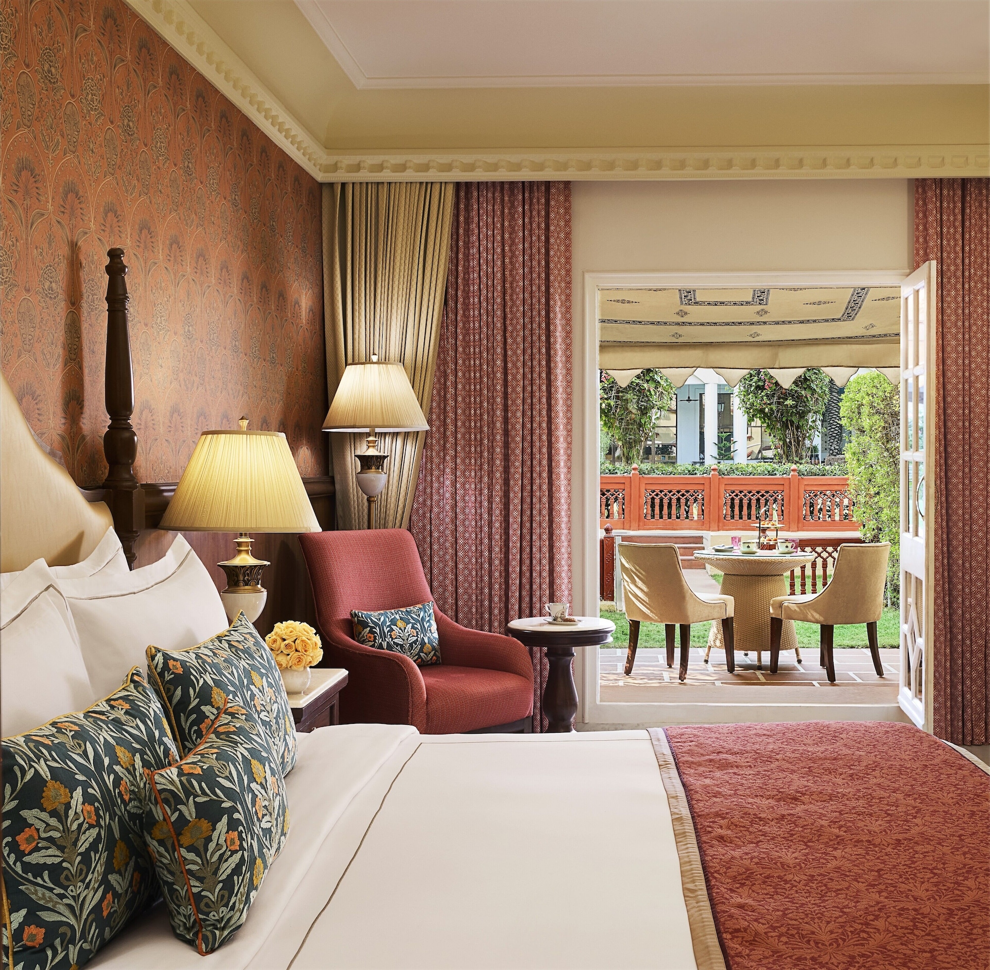 奢华房， 1张特大床， 园景 （附露台）