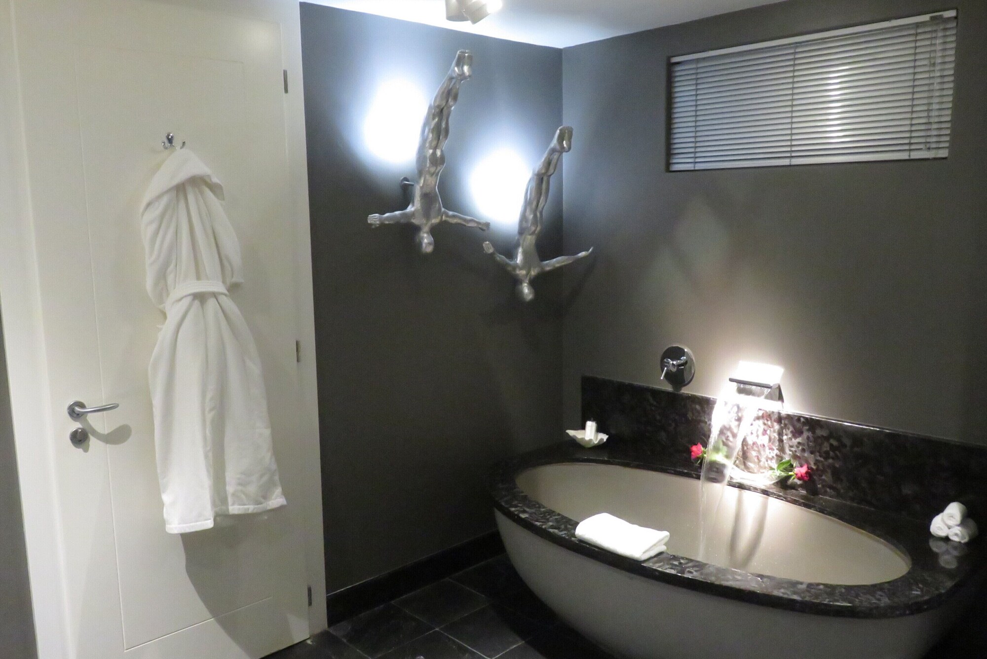 顶层套房 6号，一特大床，海景全景