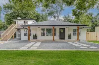 Stylish main-level home in historic downtown Brenham—walking distance to shops!