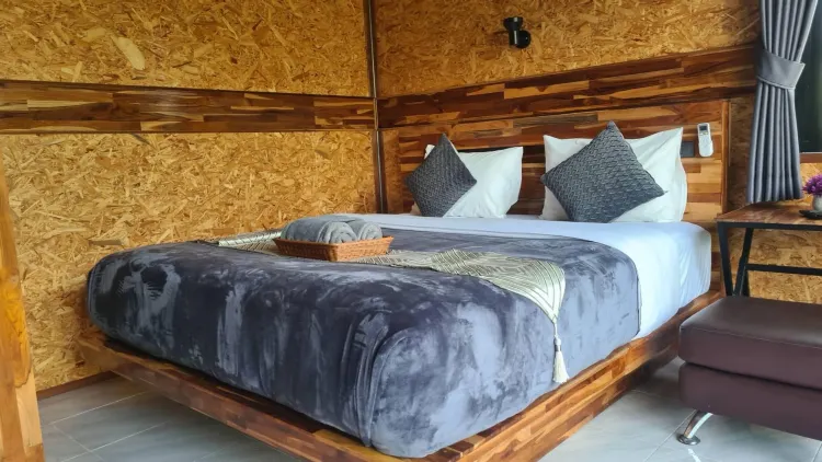 ห้องซูพีเรียร์ เตียงใหญ่ 1 เตียง วิวสวน