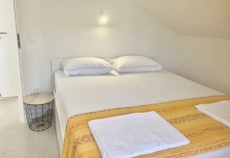 带阳台的三卧室公寓