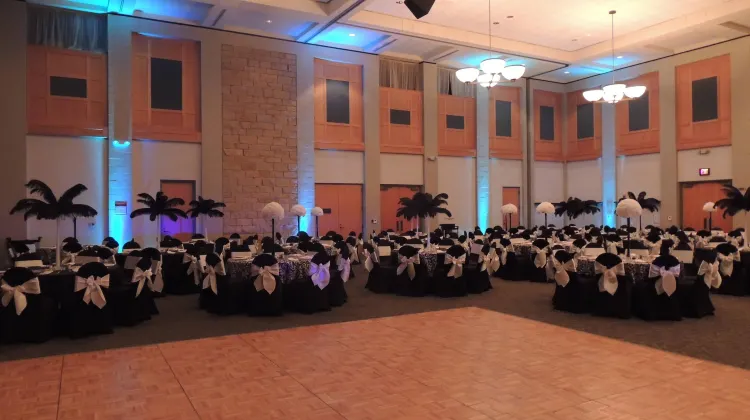 Fairfield Inn & Suites by Marriott Decatur at Decatur Conference Center 食事・レストラン