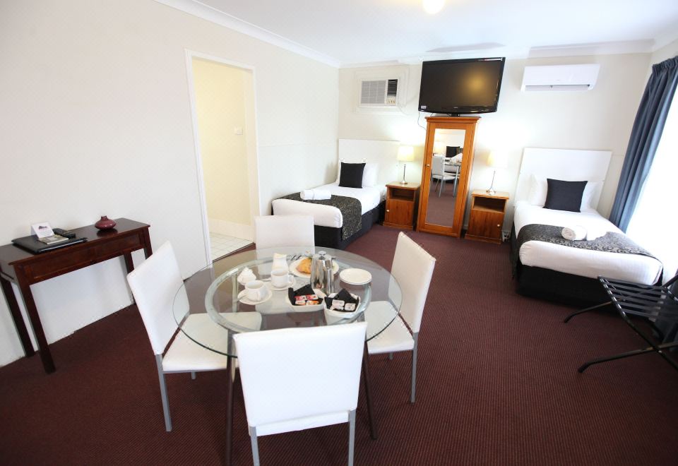 家庭房， 多张床， 冰箱和微波炉， 一层