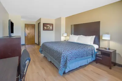 Days Inn by Wyndham le Roy/Bloomington Southeast Hotele w: 