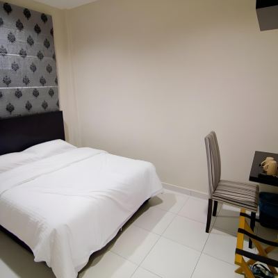 Deluxe Queen Kupon Melody Inn Hotel