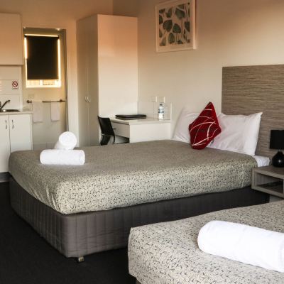 Standard Room, Non Smoking, Kitchenette (Twin Room) Emerald Park Motel Promo Code