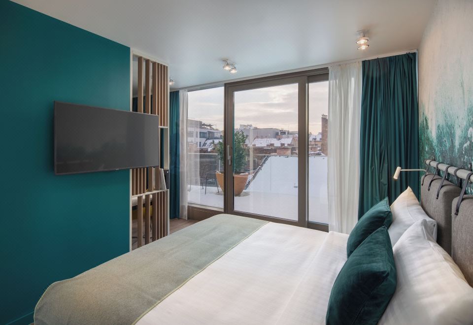 带阳台的小型套房