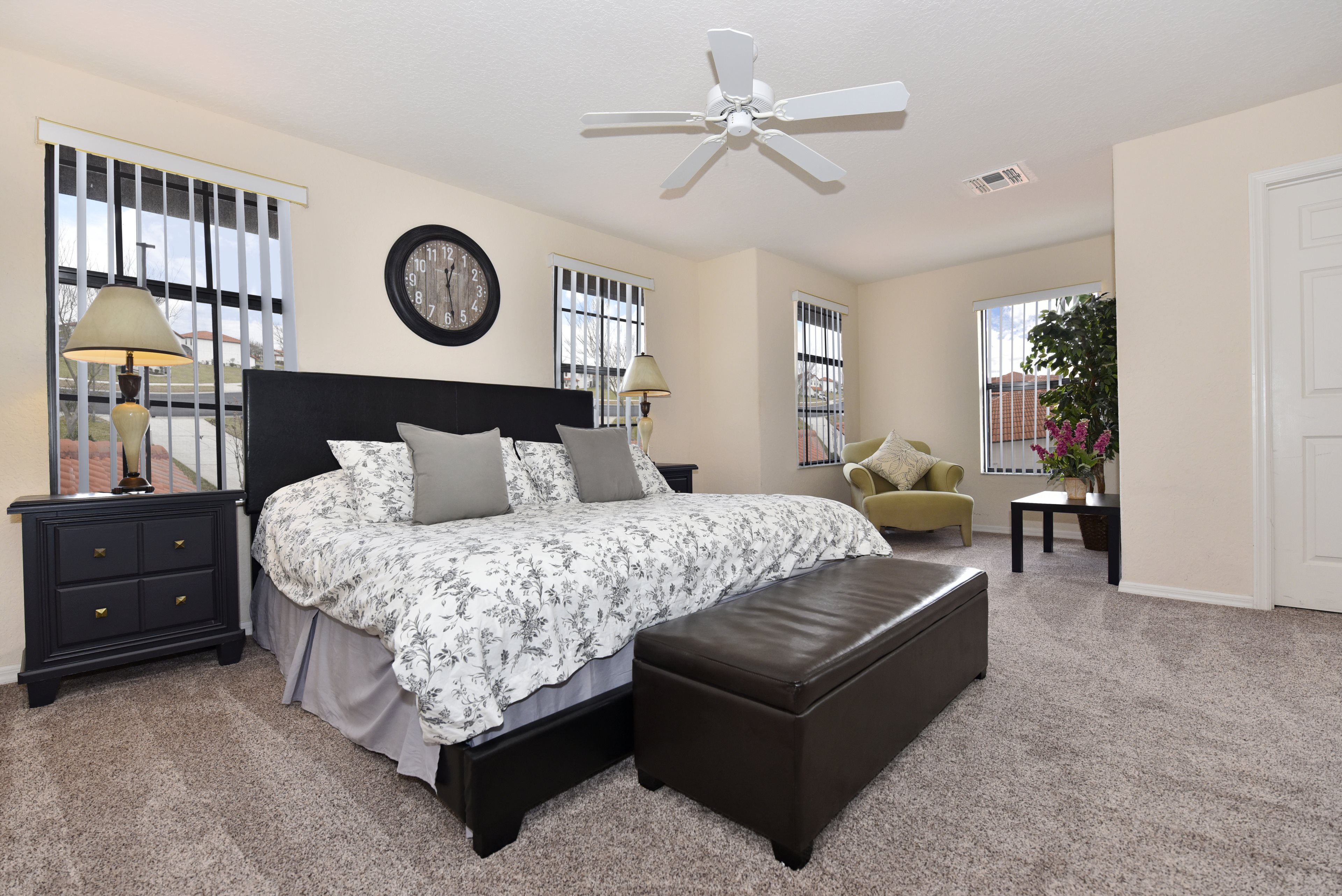 宽敞别墅配泳池和度假村便利设施-奢华休闲