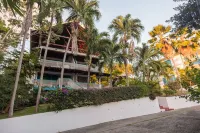 Half Moon Blue Hotel Hotele w: 