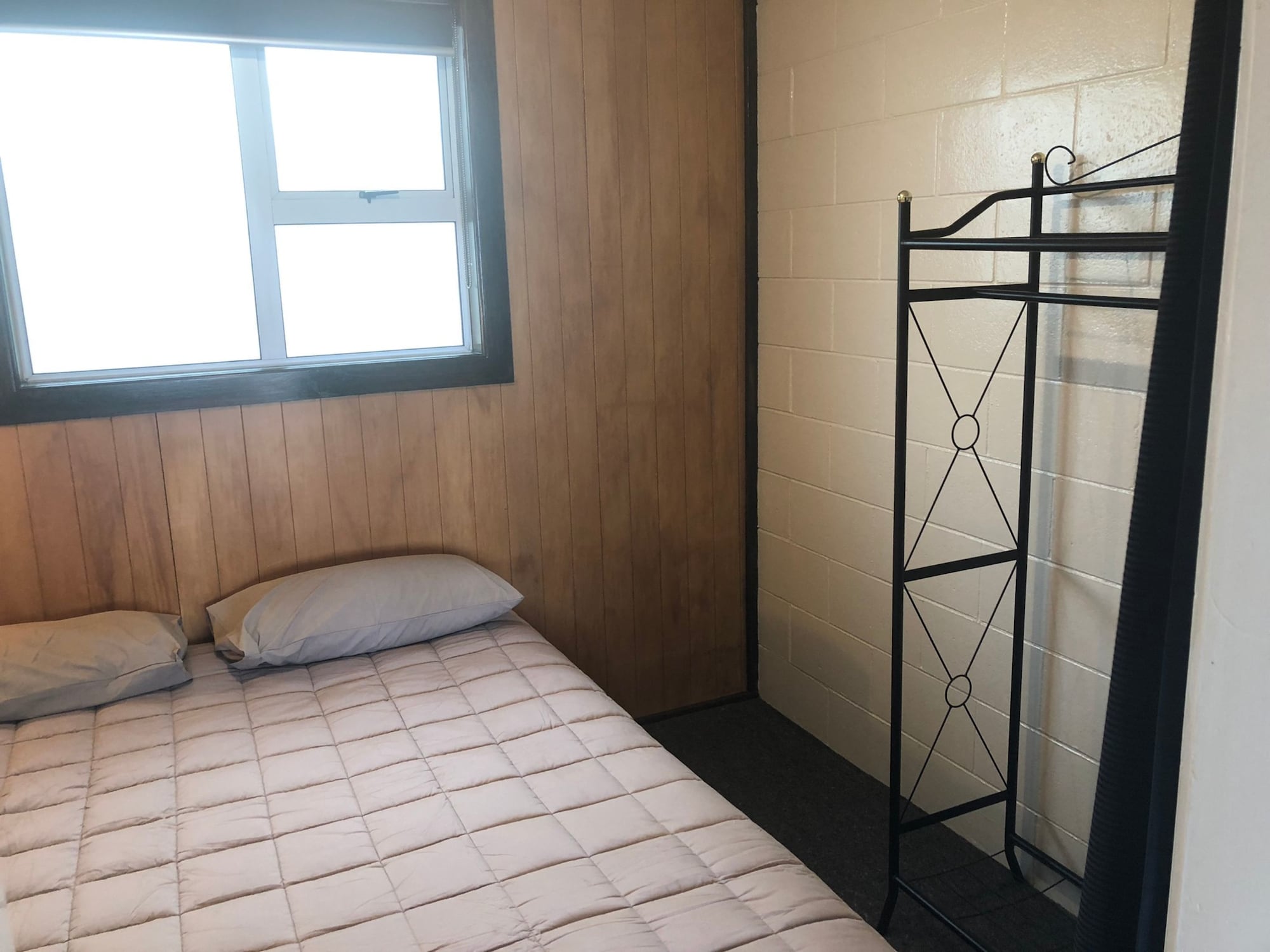 Greymouth Seaside Top 10 Holiday ParkSmall Kitchen Cabin 3 (Shared Bathroom)