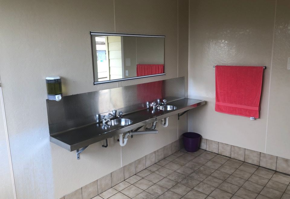 Greymouth Seaside Top 10 Holiday ParkLarge Standard Cabin (Shared Bathroom And Kitchen)