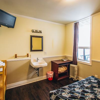 Basic Double or Twin Room with Shared Bathroom Rex Hotel (Toronto) Promo Code