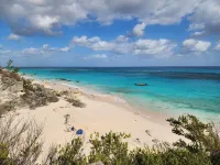 Sand Pebble 1 Bdrm Apt on Marley Beach w/ ocean views & steps to private beach Hoteles en Parroquia de Warwick