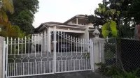 Apartment in quiet upscale Holetown area near Limegrove Centre and Beach  호텔