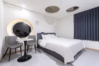 露西酒店